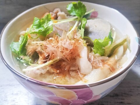 京三つ葉と鰹節がポイントな具だくさん豚汁